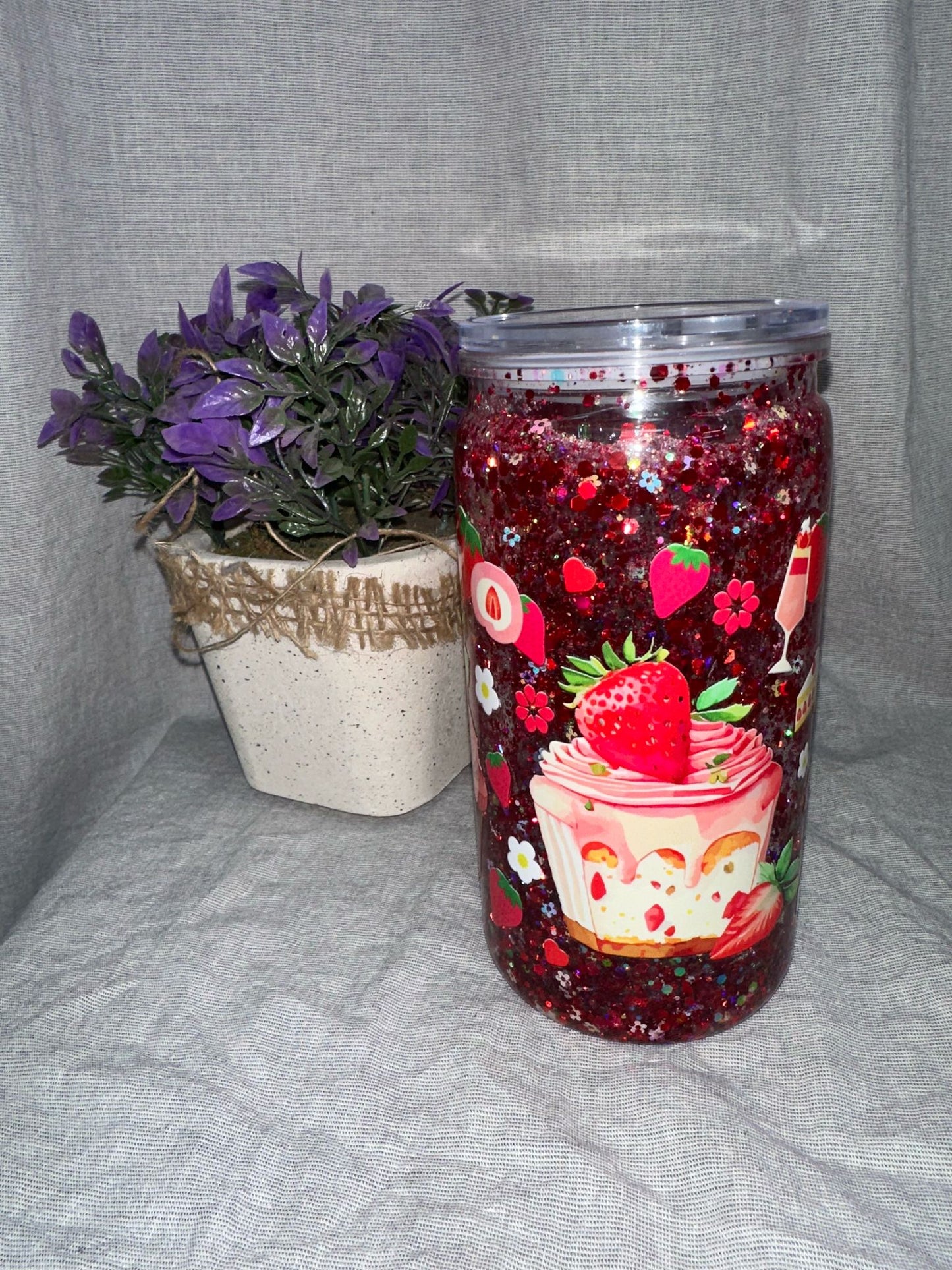 Snowglobe Becher Erdbeertörtchen rot